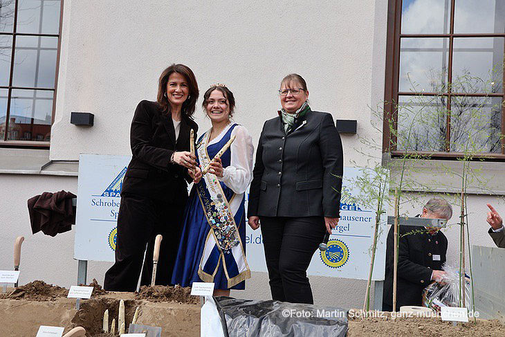 Ministerin Michaela Kaniber, Spargelk&ouml;nigin Franziska I. und Verabndsvorsizende Claudia Westner nach dem Anstich am 01.04.2026 (&copy;Foto: Martin Schmitz) 